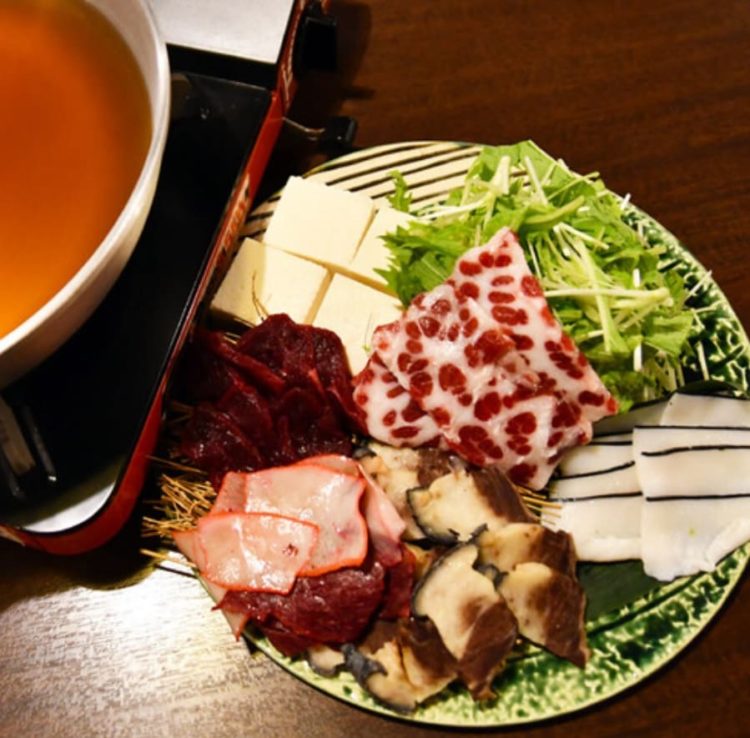 東京都港区にある鯨の胃袋のテイクアウトで食べられる鯨のはりはり鍋セット