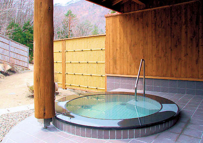 新山根温泉のべっぴんの湯にある露天風呂の様子