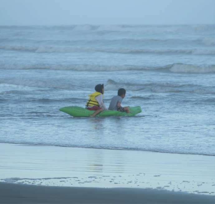 九十九里町の海で遊ぶ子どもたち