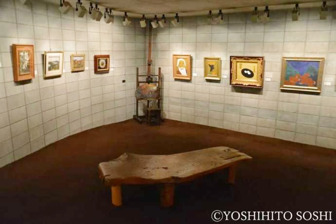 豊島区立熊谷守一美術館の展示室とベンチ