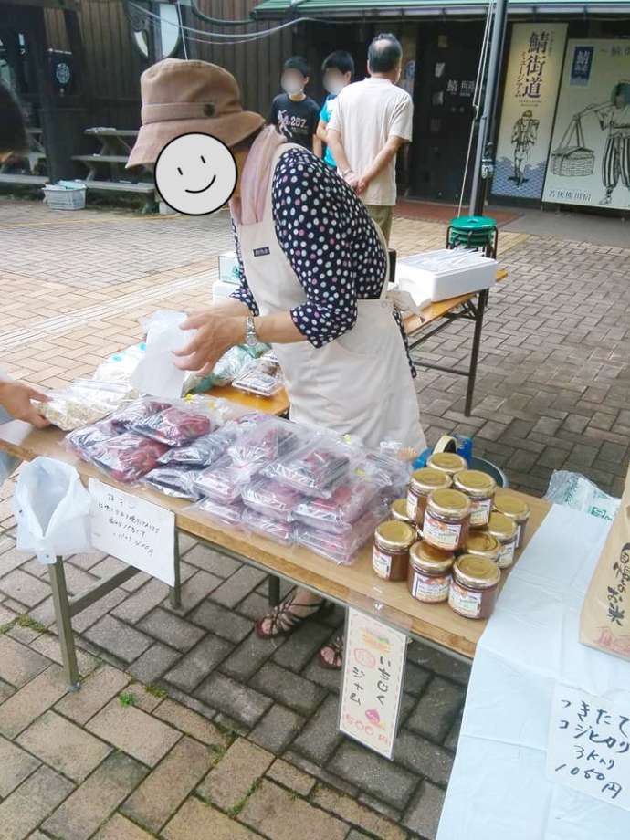 道の駅「若狭熊川宿」での朝市でイチジクジャムを販売している生産者の写真
