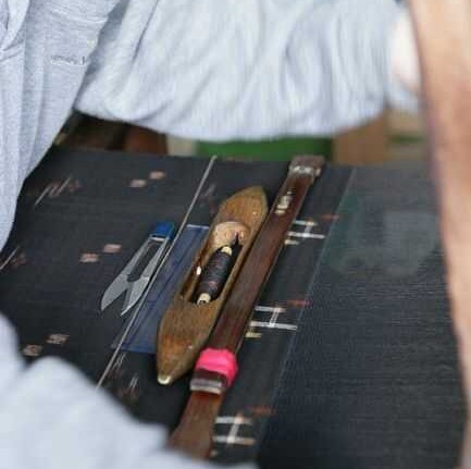 久米島紬の機織りの様子