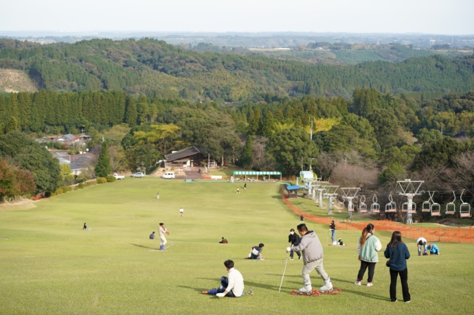 宮崎県国富町の法華嶽公園でグラススキーを楽しむ町民