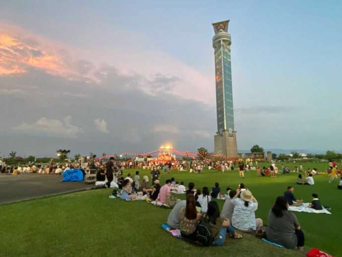クロスランドおやべが夏に開催している花火が上がるのを待つ人々とクロスランドタワー