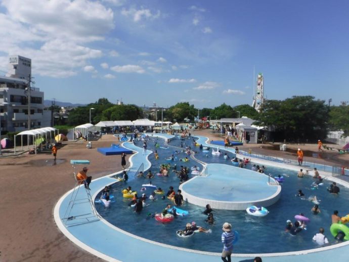 久留米市民流水プールで遊ぶ人々の光景