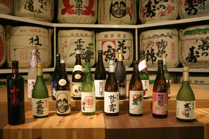 久留米市にある酒造で作られた日本酒を並べた光景