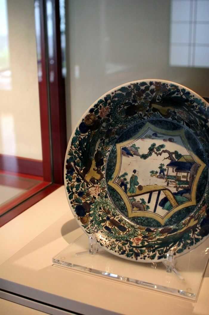 石川県九谷焼美術館で展示している古九谷のお皿の写真