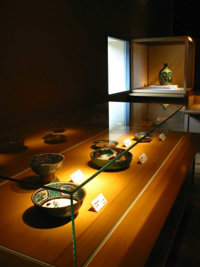 石川県九谷焼美術館の展示室の様子