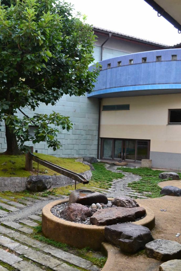 石川県九谷焼美術館の水琴窟がある中庭