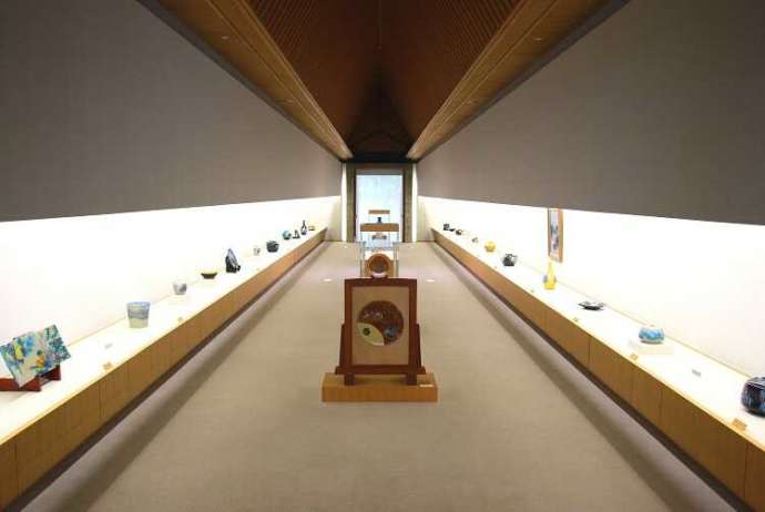 石川県能美市の「能美市九谷焼美術館」にある「浅蔵五十吉記念館」の展示風景