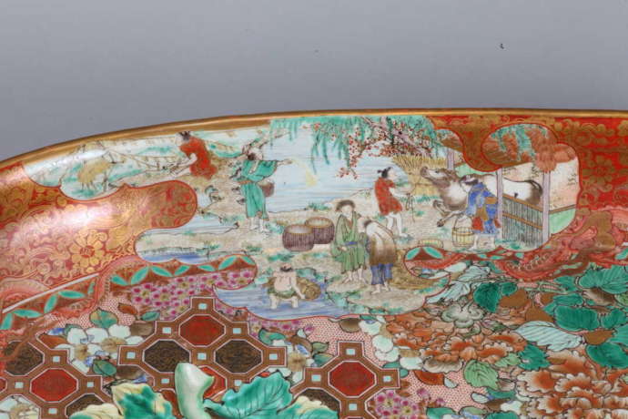 石川県能美市の「能美市九谷焼美術館」で展示されている龍花卉文農耕図盤を寄りで眺める