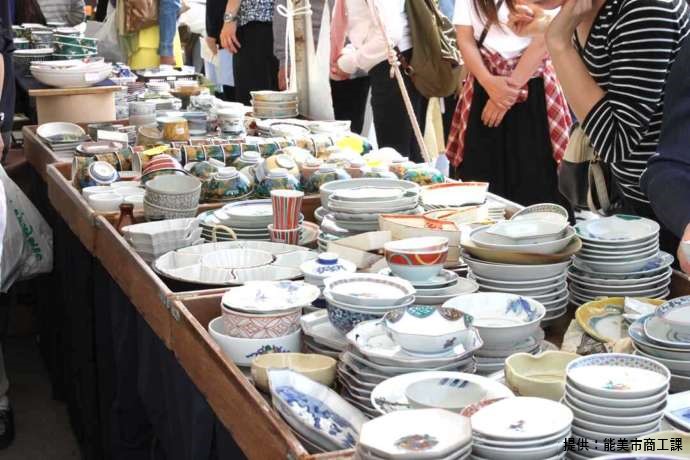 石川県能美市の「能美市九谷焼美術館」の近辺で行われる「九谷茶碗まつり」の様子