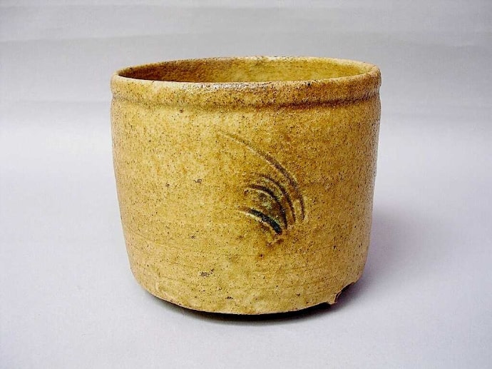 桑山美術館に展示されている黄瀬戸茶碗