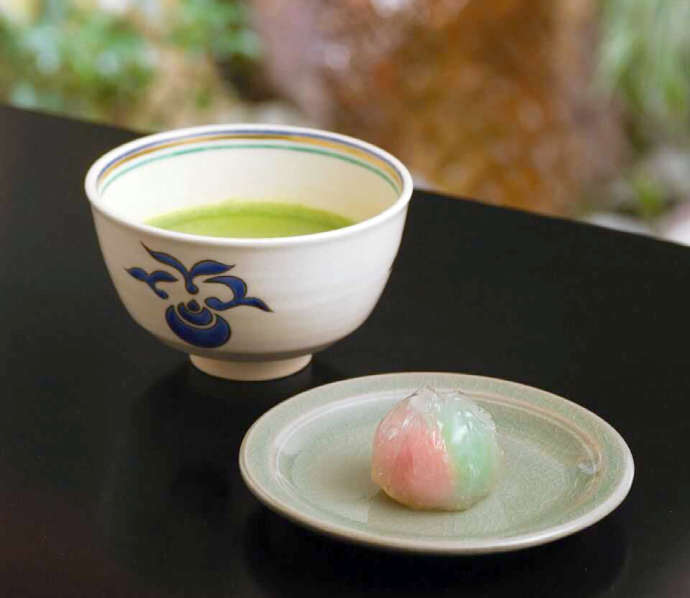 京菓子資料館の「祥雲軒」で味わえる夏の生菓子と抹茶の写真
