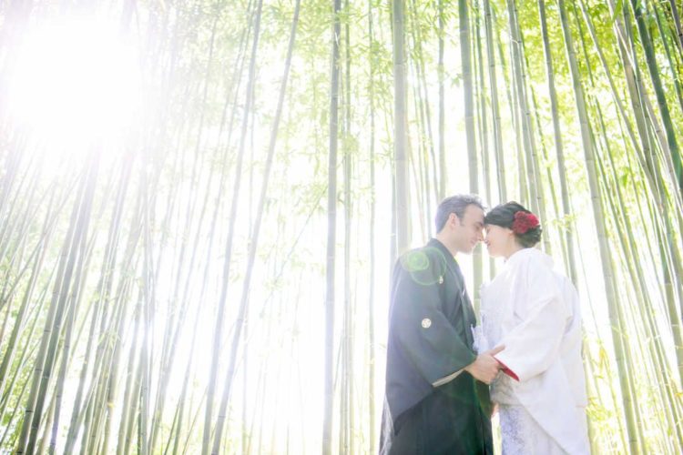 竹林で和装を着て京都好日の結婚写真の前撮りをするご夫婦
