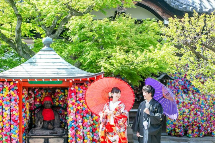 京都好日で傘をさして和装でロケーション撮影をするカップル