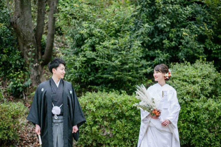 袴と白無垢の衣装を着て京都好日でフォトウェディングの撮影をするご夫婦