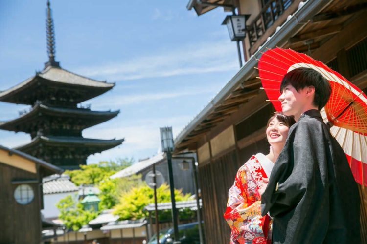 和装で京都好日のロケーション撮影をするご夫婦