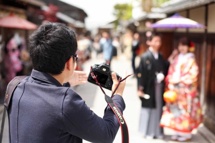 京都好日のスタッフと着物で結婚写真の前撮りをするご夫婦
