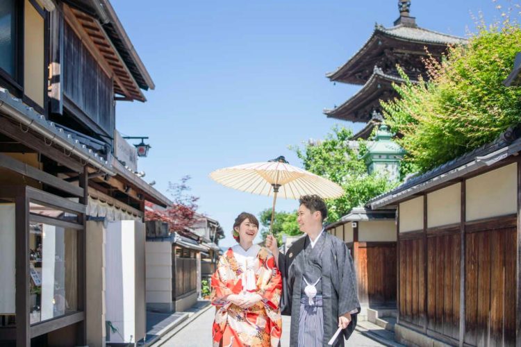 京都の街並みで結婚写真のロケーション撮影をするご夫婦