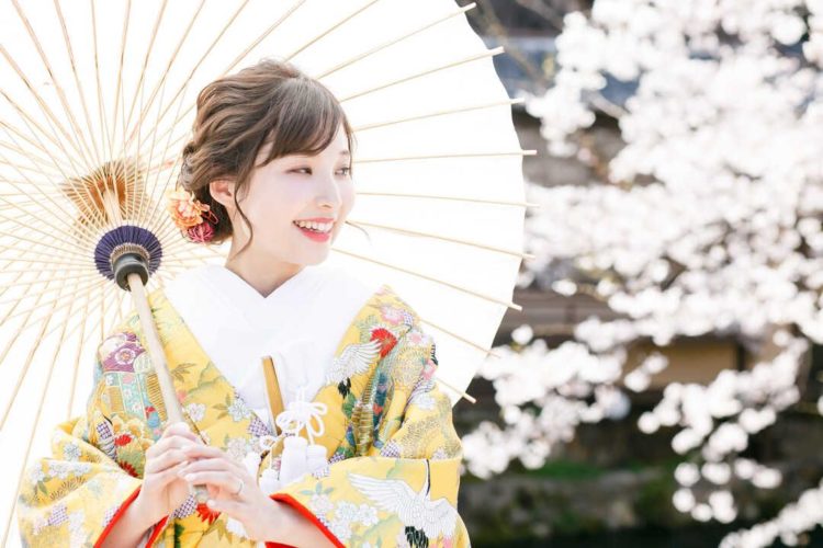 和装で傘をさして京都好日でフォトウェディングの撮影をする女性