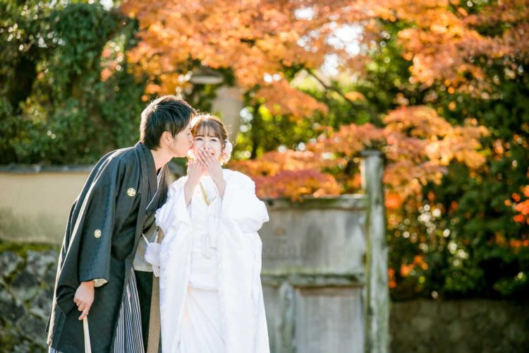 京都好日のフォトウェディングで白無垢の衣装を着た花嫁にキスをする袴姿の男性