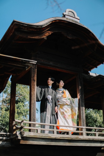 スタジオゼロ京都本店のロケーション撮影で歴史ある寺院にて撮影をするカップル