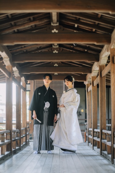 スタジオゼロ京都本店で寺院で撮影を行うカップル