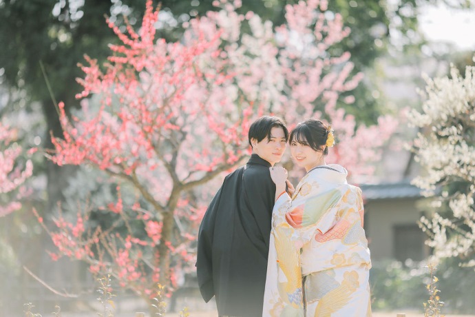 スタジオゼロ京都本店のロケーション撮影で寺院の庭で微笑むカップル