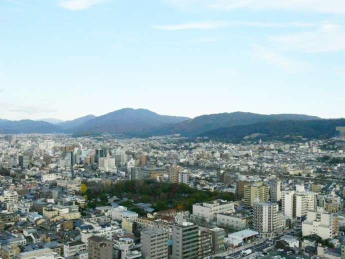 京都タワー展望室から見た五山方面の景色