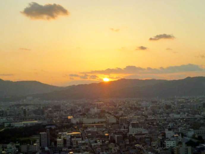 京都タワー展望室から見る夕焼け