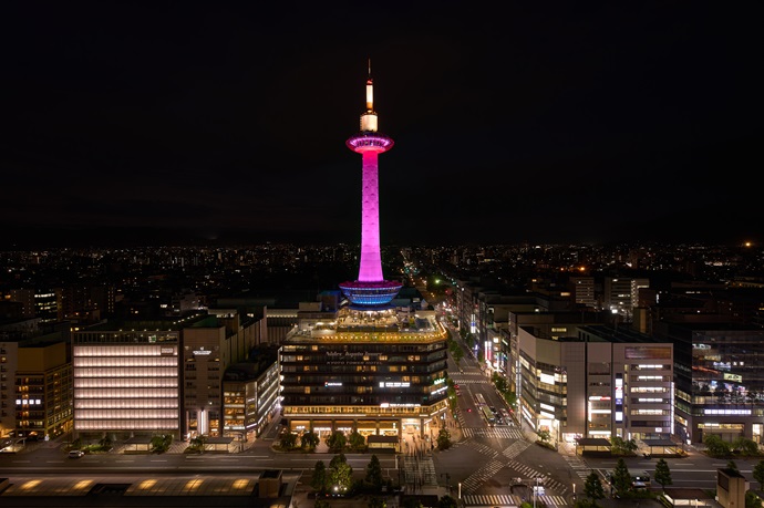 ピンク色にライトアップされたニデック京都タワー
