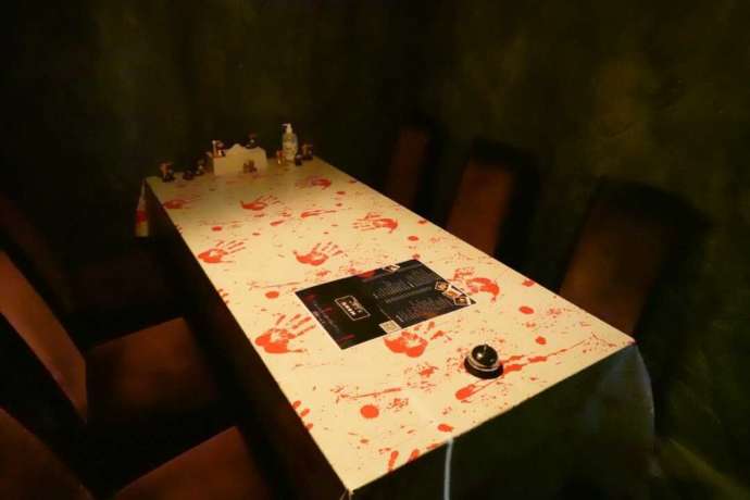 ホラー喫茶の赤い手形だらけのテーブル