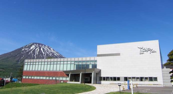 京極町にある図書館京極町生涯学習センター「湧学館（ゆうがくかん）」の外観