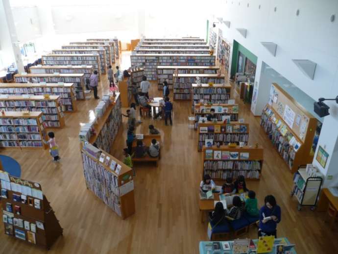 京極町にある図書館京極町生涯学習センター「湧学館（ゆうがくかん）」の外観