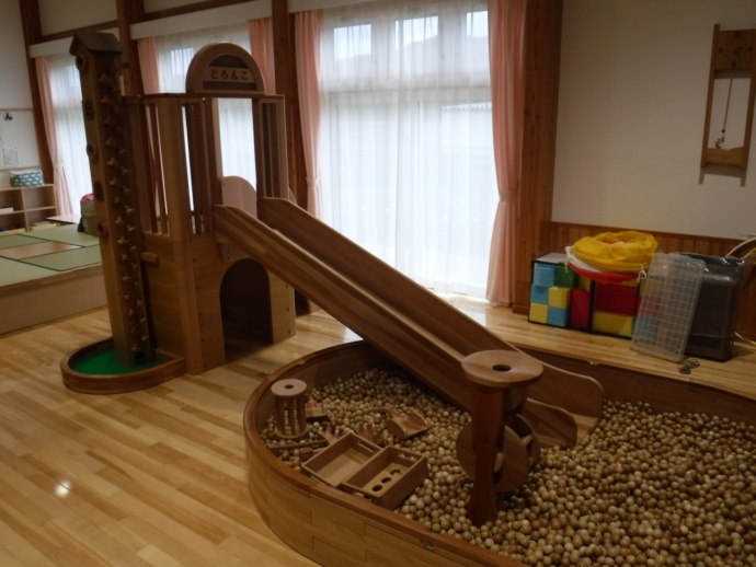 北海道共和町の子育て支援センター「どろんこ」の木のおもちゃの写真