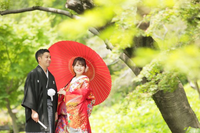 「Kyue Photo Works」の撮影で艶やかな和装を着て新緑の中に佇む新郎新婦