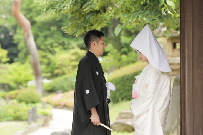 「Kyue Photo Works」の撮影で白無垢に綿帽子を着けた花嫁と紋付袴の新郎