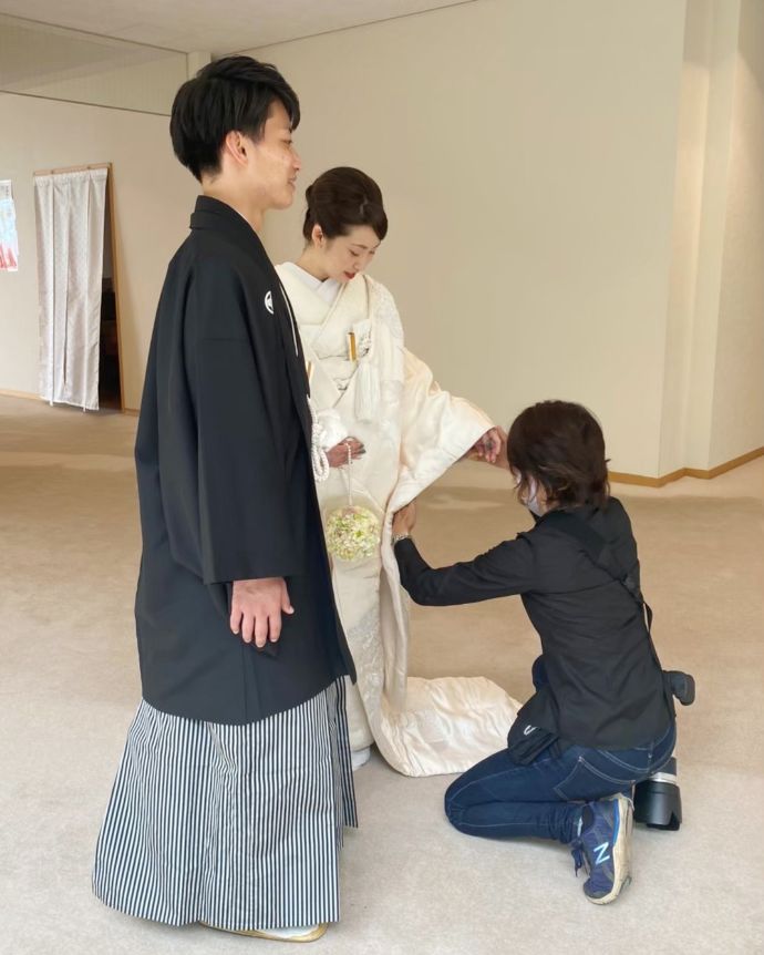 和装撮影中に花嫁衣裳を直す「Kyue Photo Works」のカメラマン