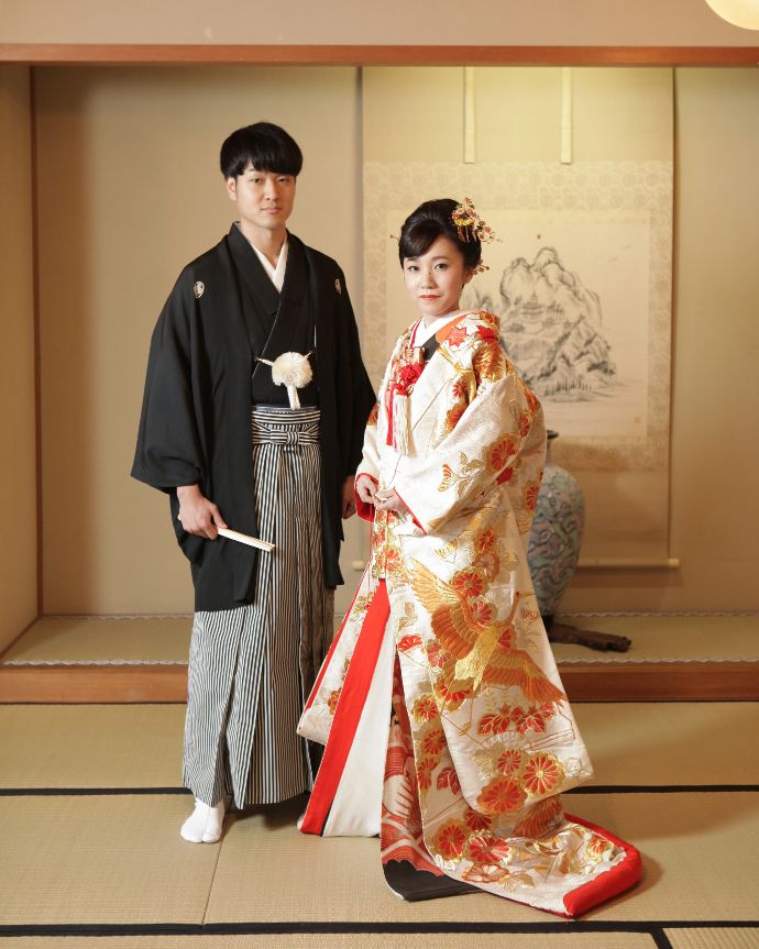 「Kyue Photo Works」の和室での撮影でアンティークな和装を着る新郎新婦