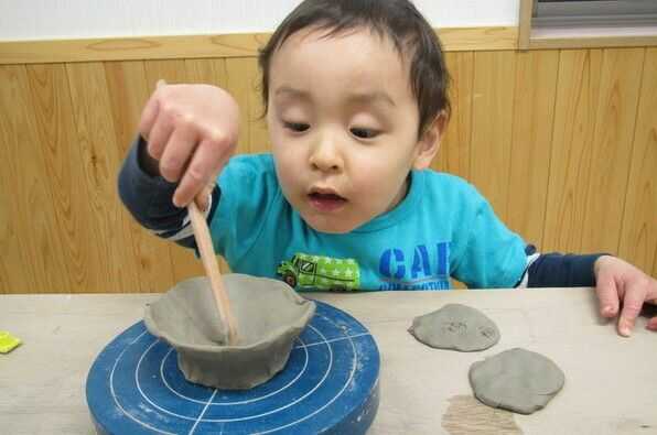 新潟県柏崎市にある「陶芸教室＆ギャラリー アトリエ九禅」で陶芸をしている子ども