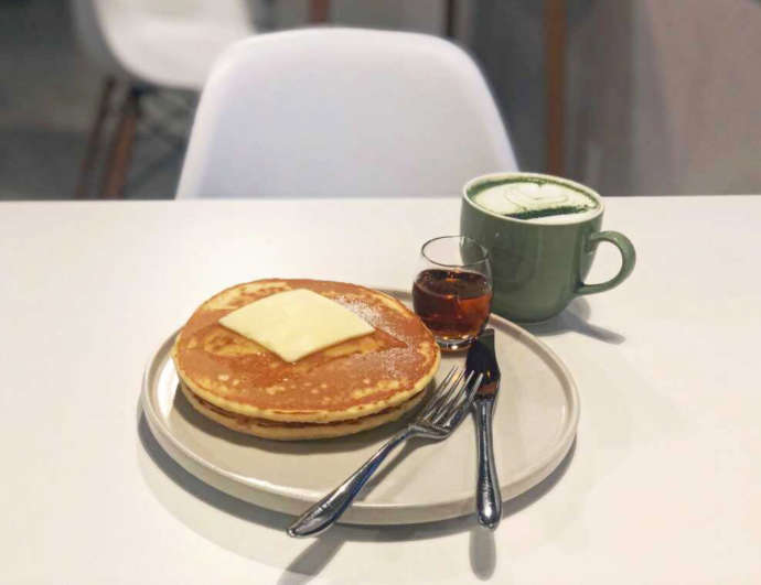 愛知県名古屋市中村区にある「La paixlace」のホットケーキと抹茶ラテ