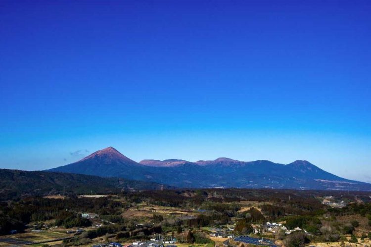 宮崎県都城市高崎町のたちばな天文台から見る霧島連山
