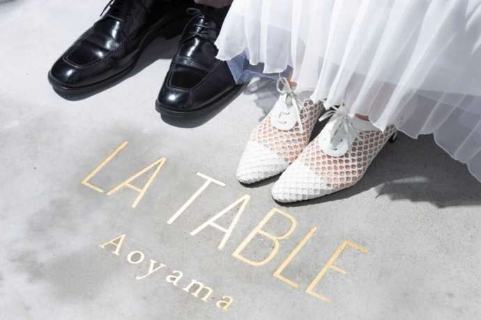 LA TABLE Aoyama (ラ・ターブル青山）の会場入り口にある足元看板
