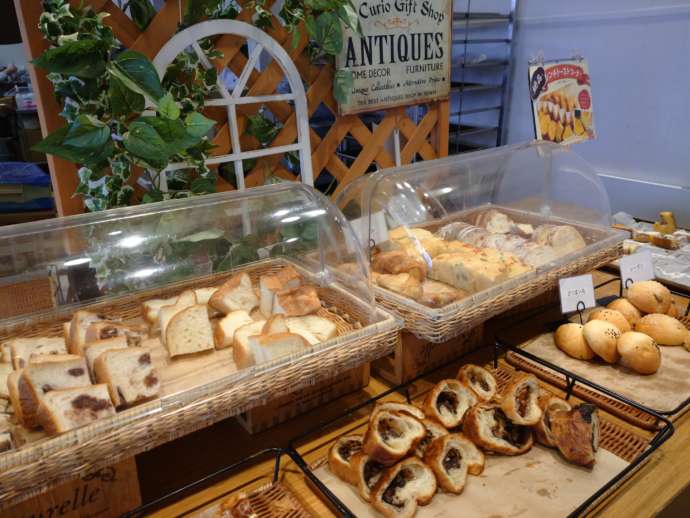 「ハートブレッドアンティーク 一宮店」のビュッフェコーナーに並ぶ焼き立てパン