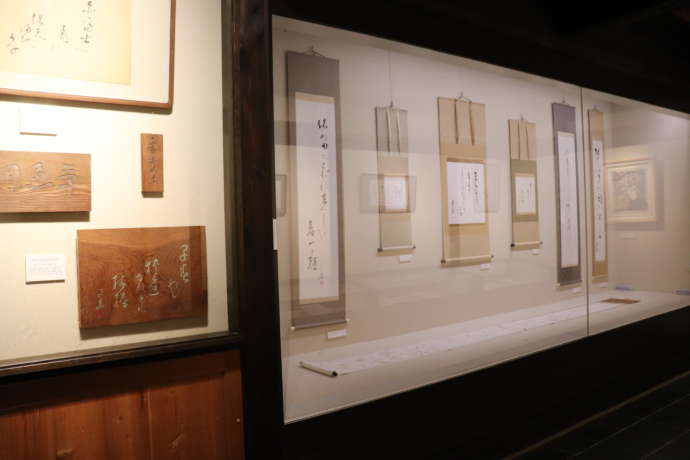 俳句の館 風生庵内にある掛軸や木板の展示