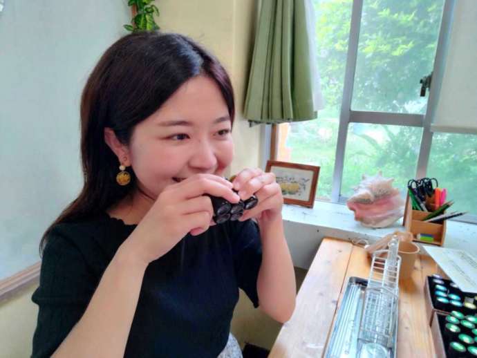 宮崎県宮崎市にある「LC香りカフェ」で精油の香りを確かめている女性
