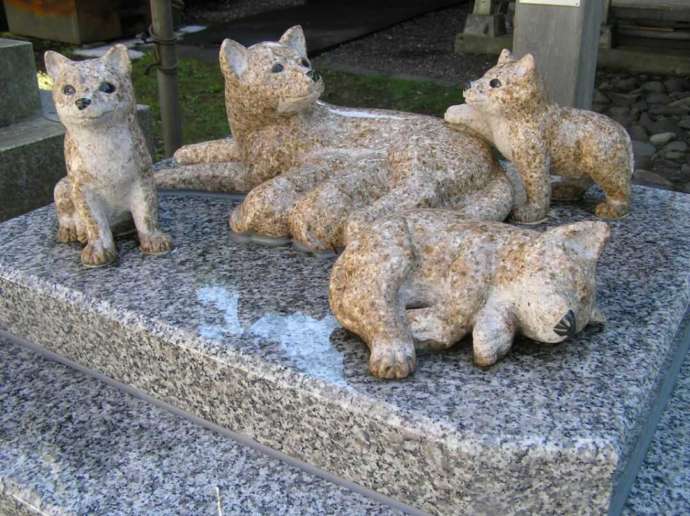 「森三吉神社」境内にある「子育て犬碑」