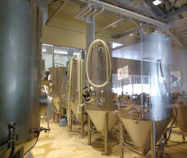魚沼の里の猿倉山ビール醸造所内の様子