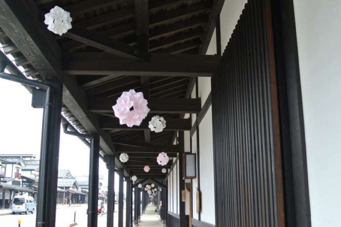 塩沢宿牧之通りにある桜玉の飾りの様子